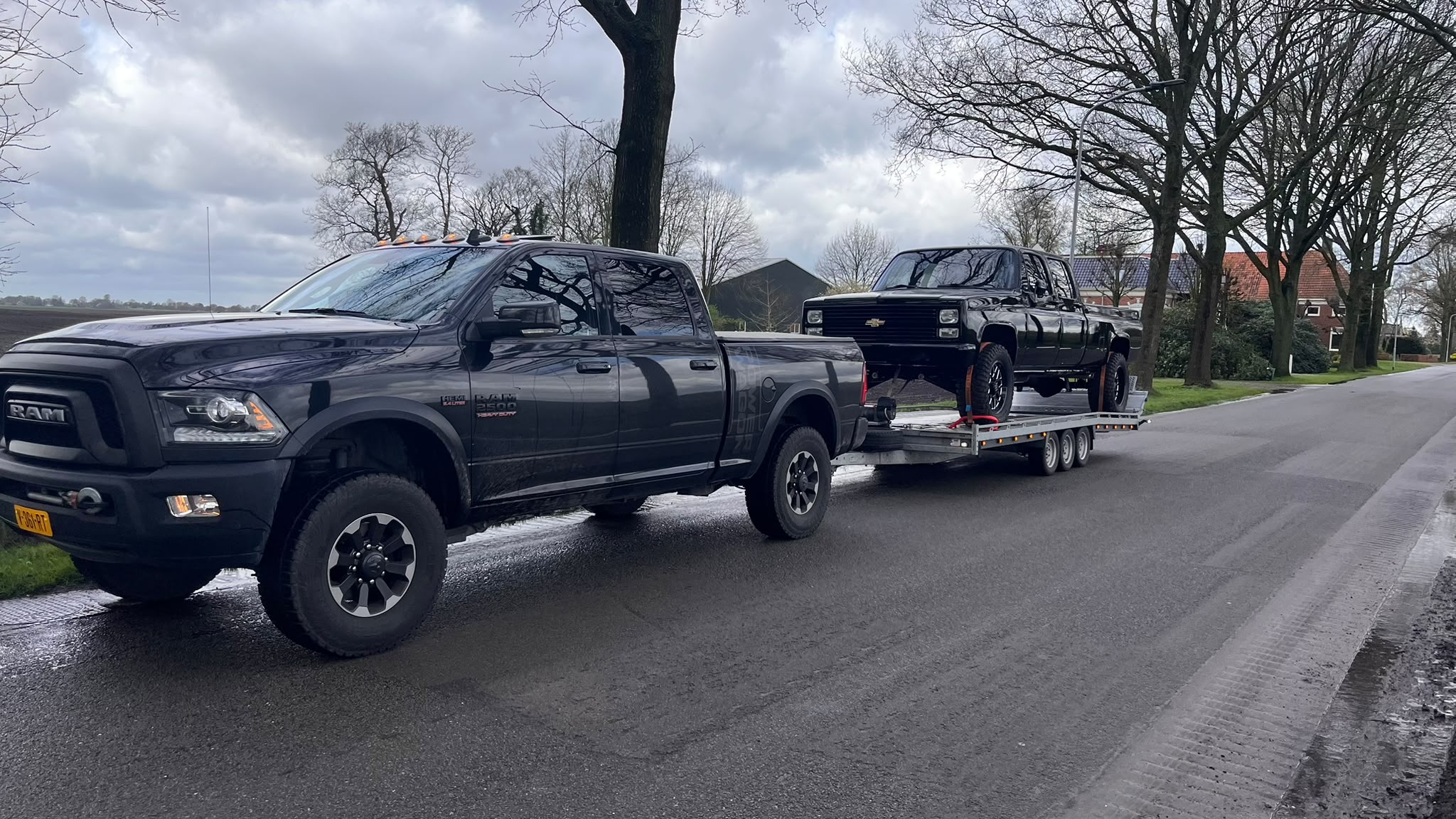 VDH Autoservice vervoert een Amerikaanse Chevrolet met een RAM pick-up